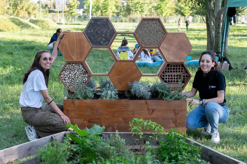 Parcours des pollinisateurs et refuges pour insectes dans les Oases 3Bee Deux personnes à côté d'un refuge pour insectes dans un parcours éducatif pour pollinisateurs dans une Oasis 3Bee