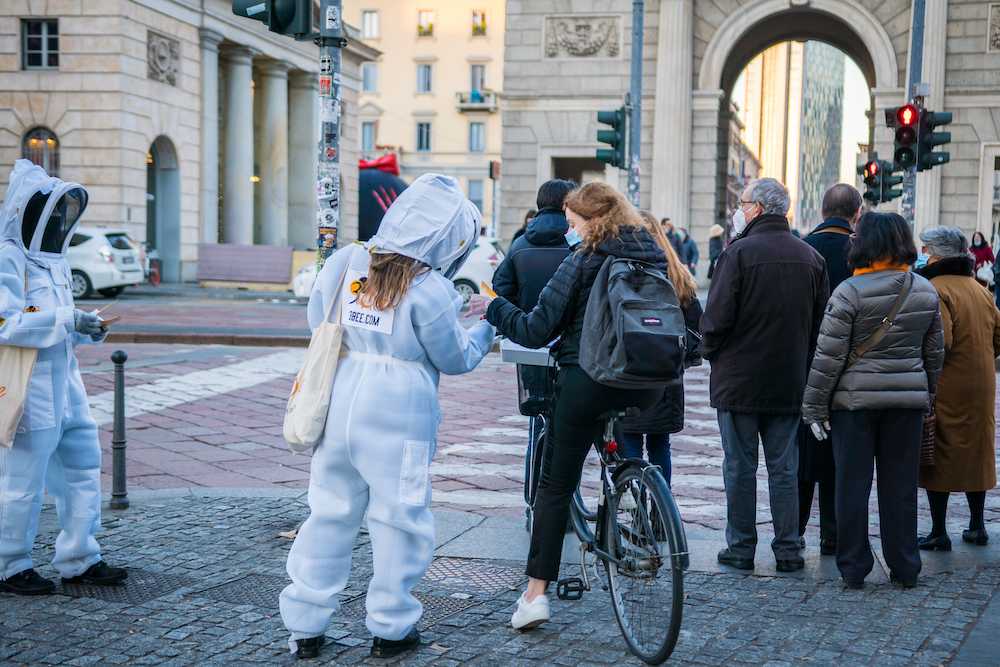 Hostess di adotta un alveare di 3Bee, in giro per Milano a distribuire semi salva Api